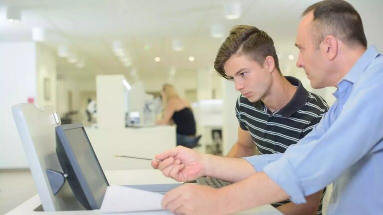 Les secteurs qui recrutent le plus de stagiaires chaque année : le guide complet